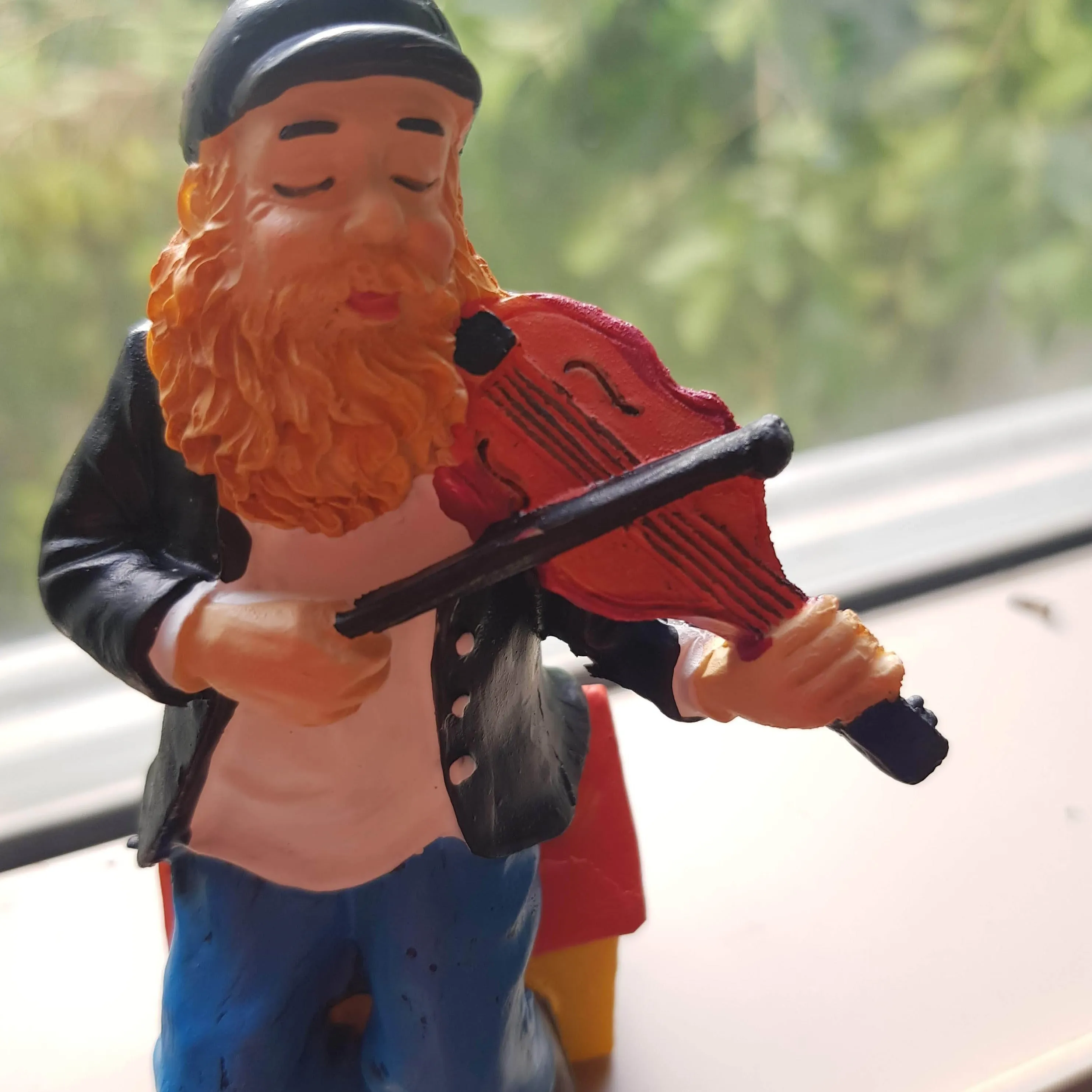 Fiddler on the Roof Figurine - A Musical Masterpiece.  Kleizmers Jewish Gift.