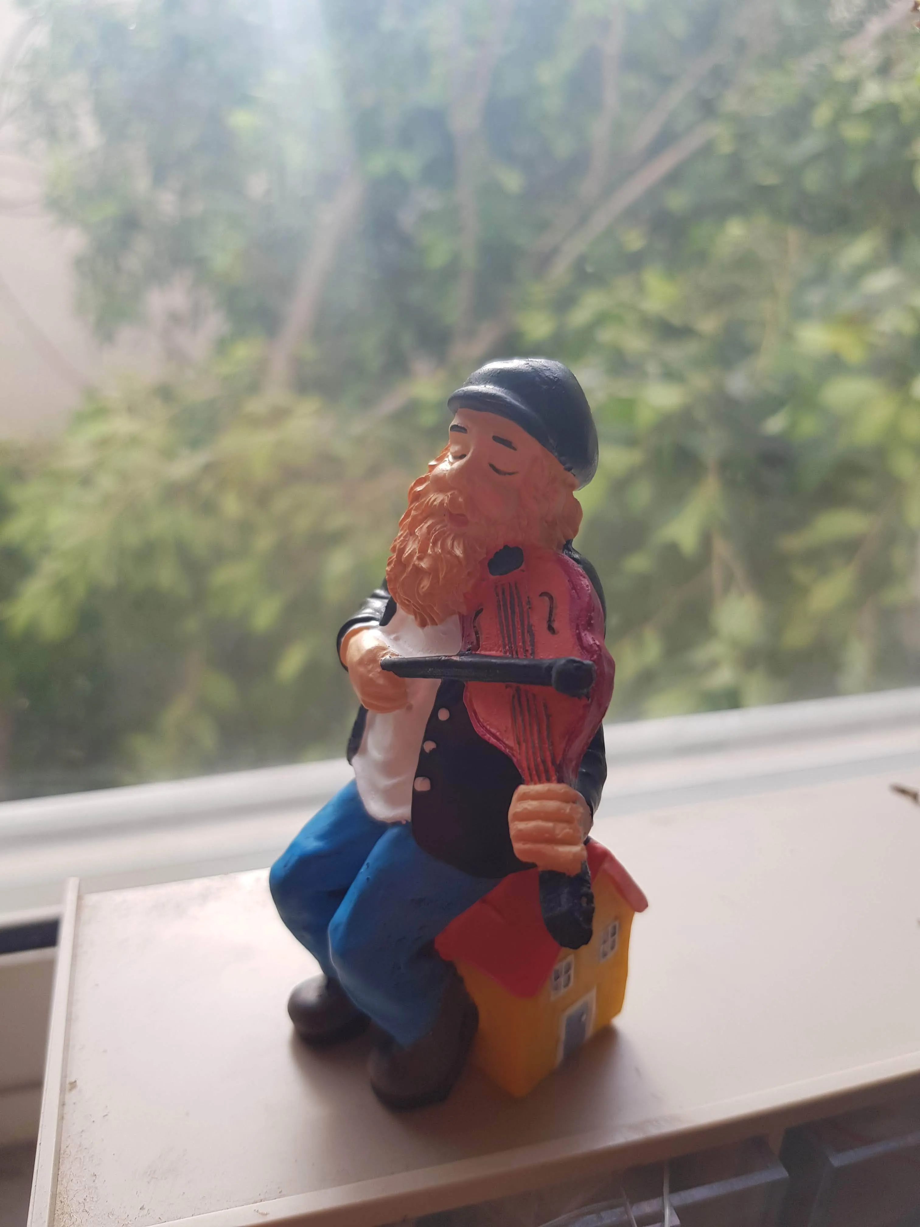 Fiddler on the Roof Figurine - A Musical Masterpiece.  Kleizmers Jewish Gift.